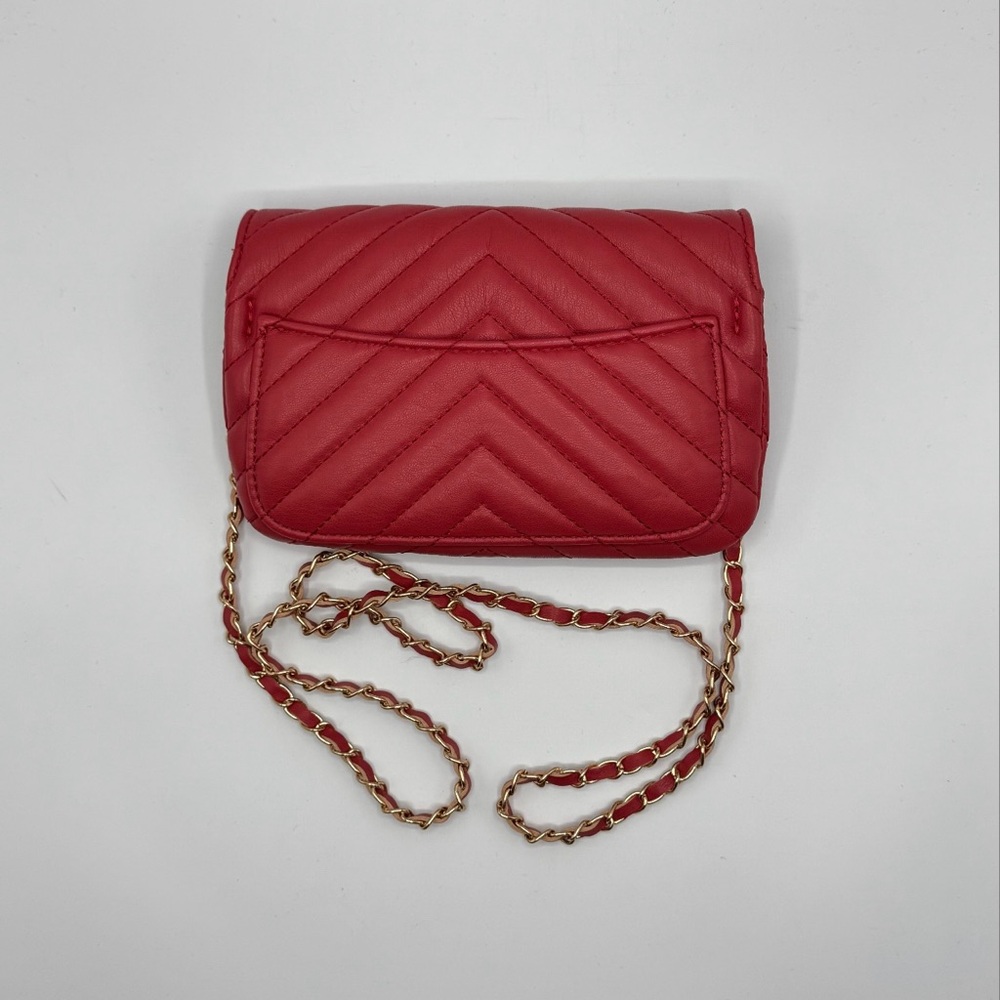 BADGLEY MISCHKA Red Simple Phone Crossbody w/ Letter Lock In Front Quilted NWT - Picture 4 of 16